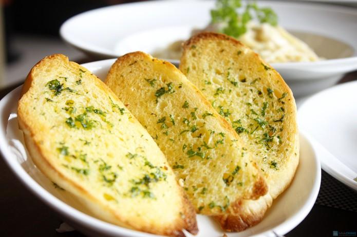 Cách làm bánh mì bơ tỏi bằng nồi chiên không dầu ngon giống Pizza Hut