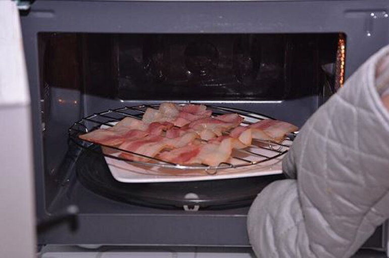 Cách sử dụng lò vi sóng để nướng thịt đơn giản vô cùng
